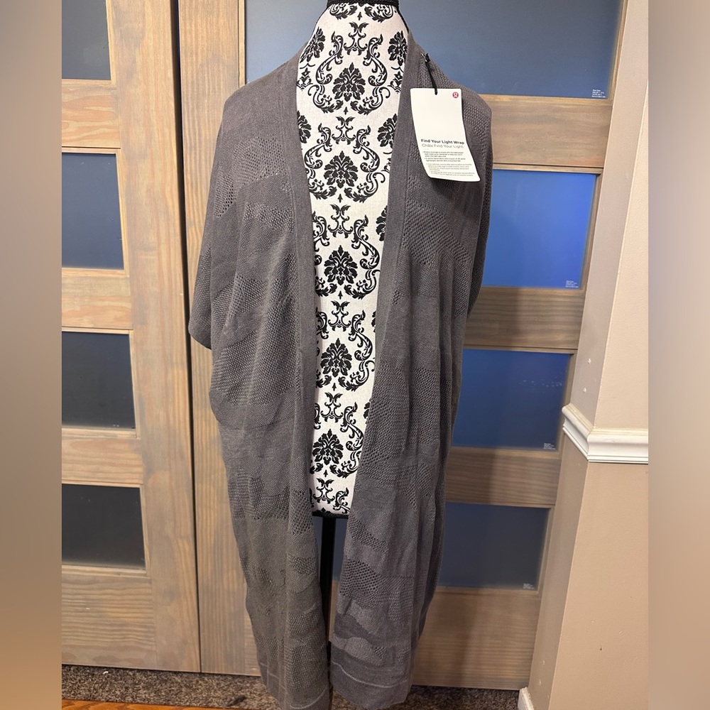 BRAND NEW W TAGS lululemon Find Your Light Wrap